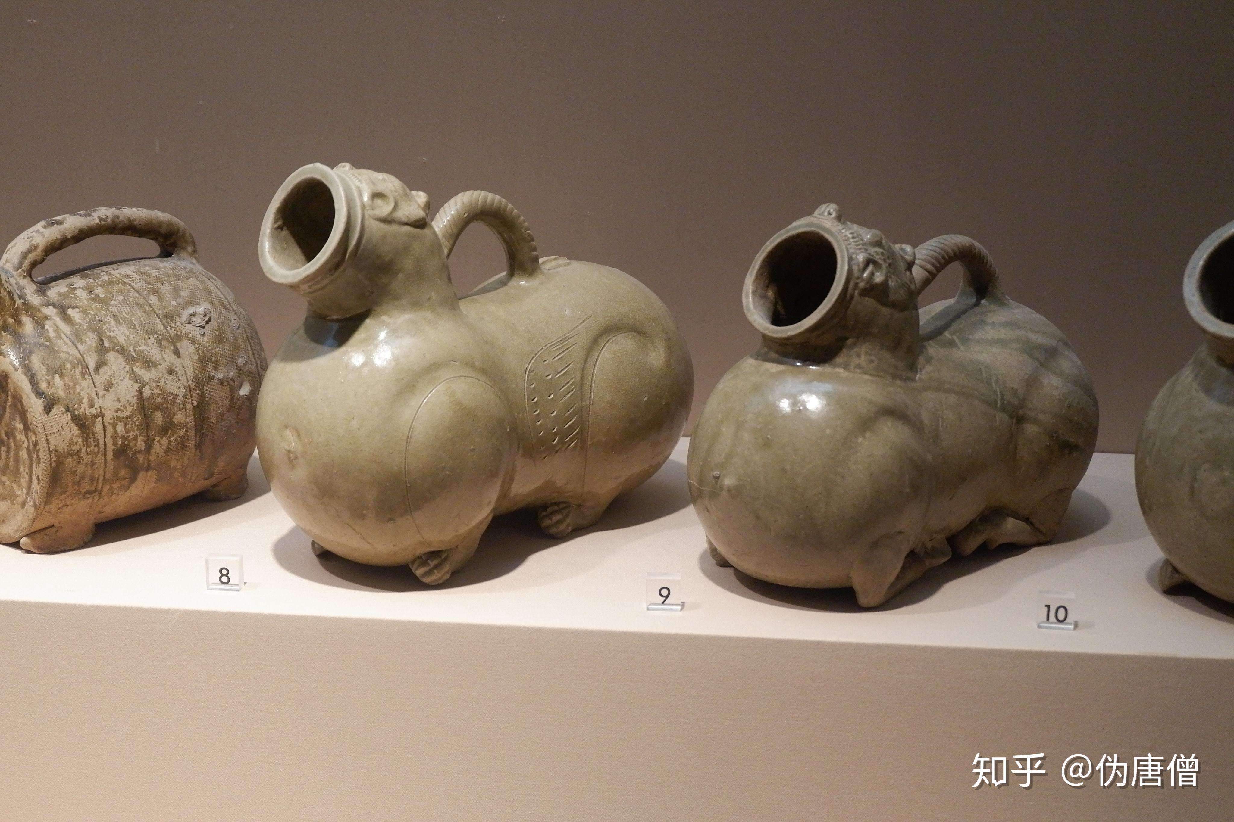 博物馆里的瓷器史4西晋到南朝青釉虎子一组(上海博物馆,南京博物院