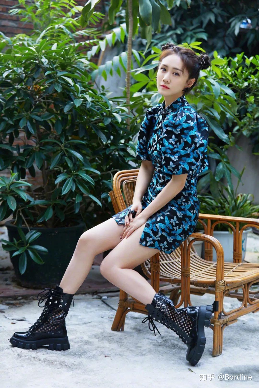 碎花的印花连衣裙宋轶刘芸和张嘉倪穿出了清新与浪漫
