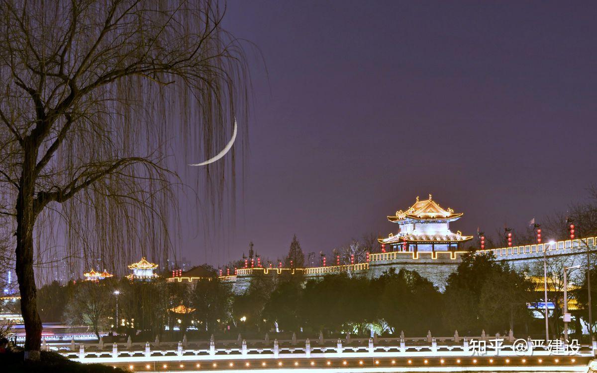 初月如弓未上弦分明挂在碧霄边时人莫道蛾眉小三五团圆照满天