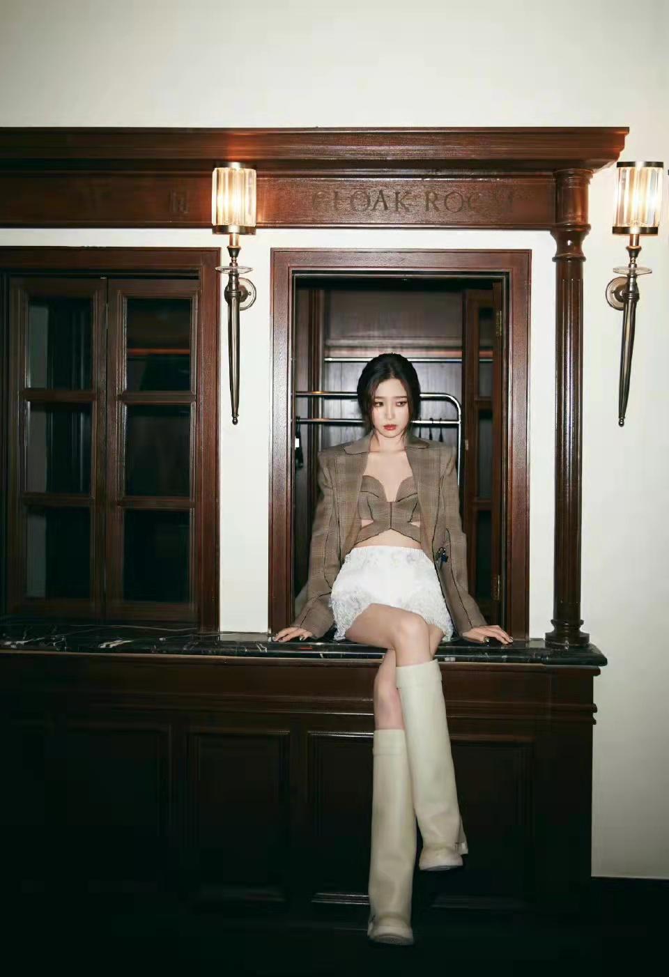 虞书欣棕色格纹西装外套内搭同色系文胸和白色长筒靴时尚且性感