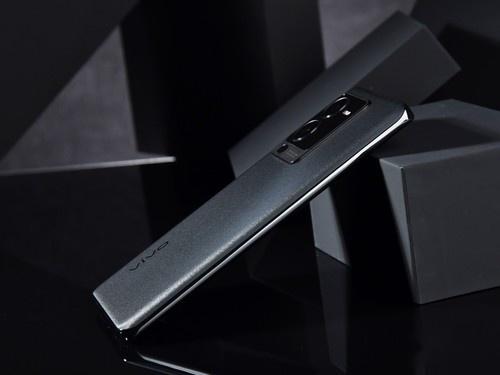 vivo s15 pro耀黑图赏 百搭配色不止小姐姐爱