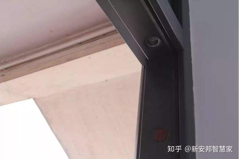 天地钩的初衷就是增加锁点,防止门被暴力撬开,防盗门增加锁点(天地钩)