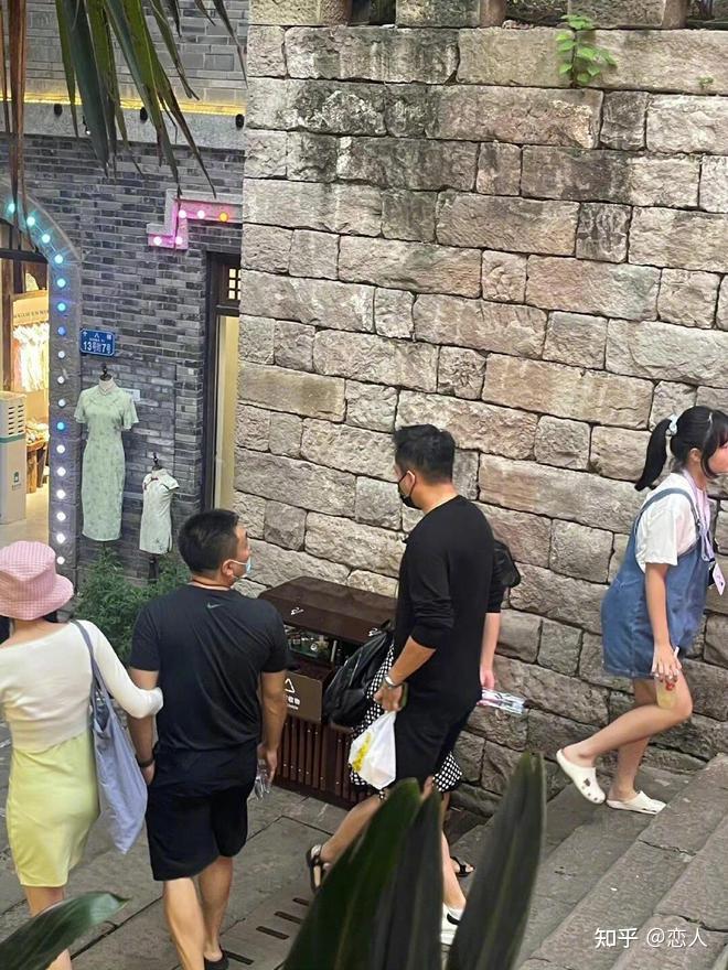 汪小菲张颖颖穿情侣鞋游重庆 网红晚晚林翰夫妇同行 - 知乎