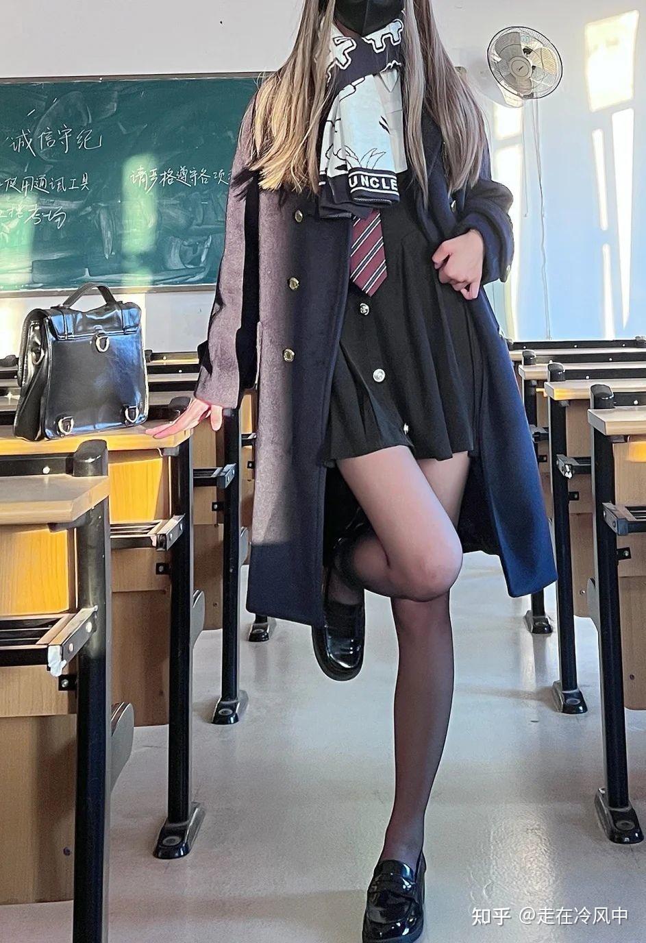 黑色的 jk 制服适合搭配哪些长筒袜? - 知乎