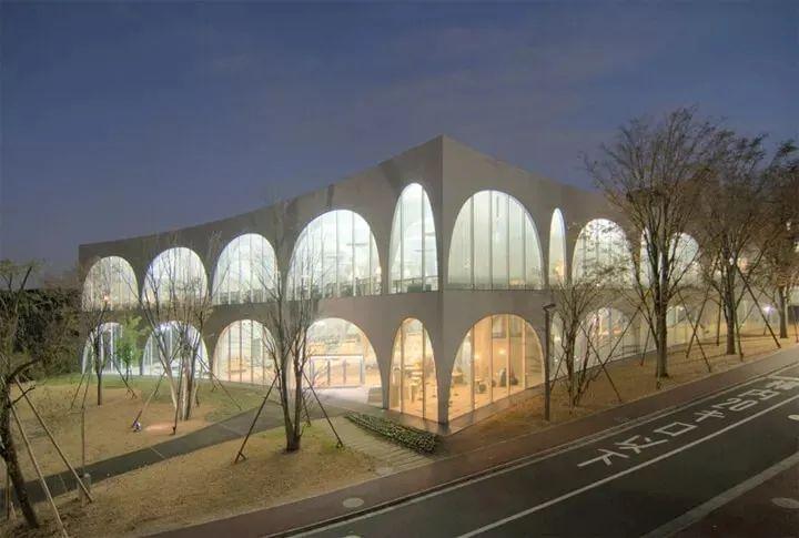 多摩美术大学图书馆是由日本的建筑家代表伊东丰熊亲自操刀设计的,其