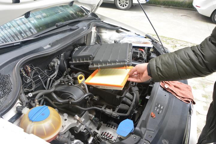 仅需15分钟,轻松搞定polo空气滤芯更换!