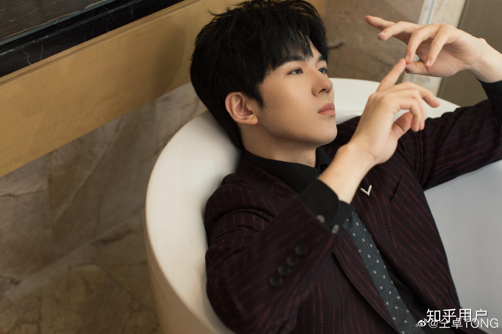 如何评价仝卓的长相