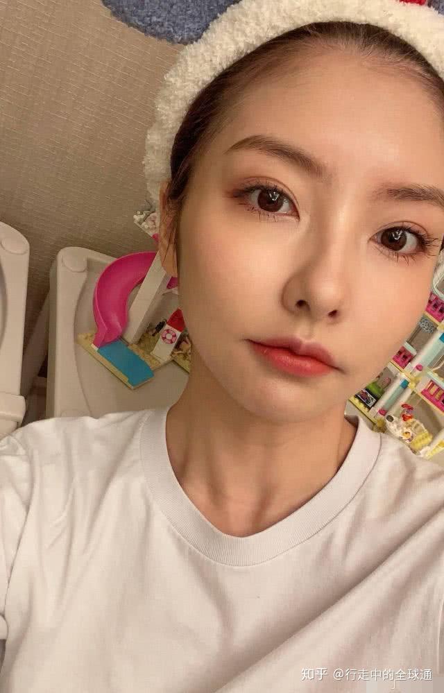 豆得儿长得真的很好看,不说她此次直播时,素颜的颜值很能打,单说她