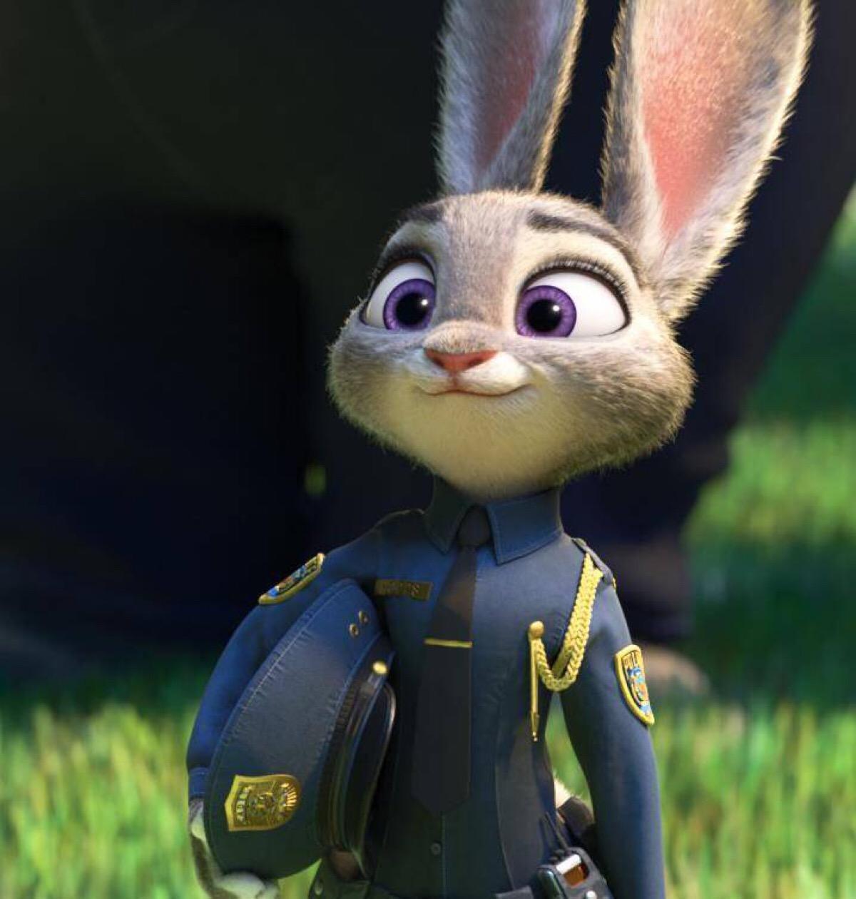 的蛮横和痞气,而当女主朱迪兔面临摘下警徽而尼克帅气解围的那一刻