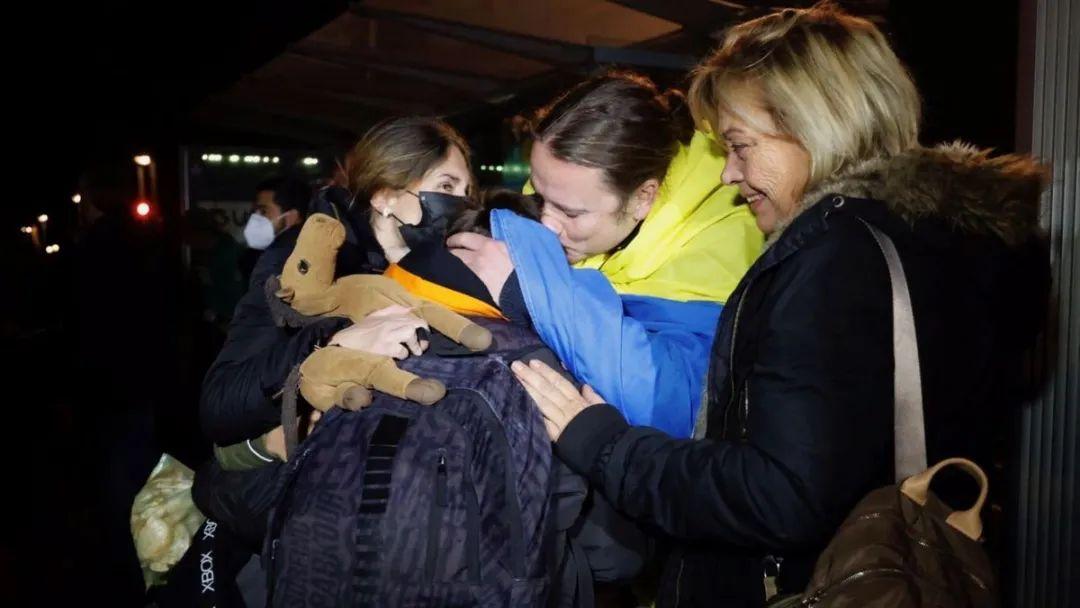 西班牙开始接受上万难民直接发一年生活和工作许可