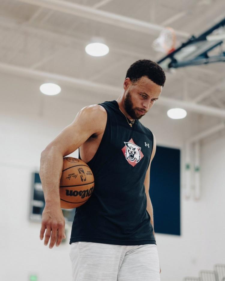 摄影师晒库里&特雷-杨训练照:向传奇学习