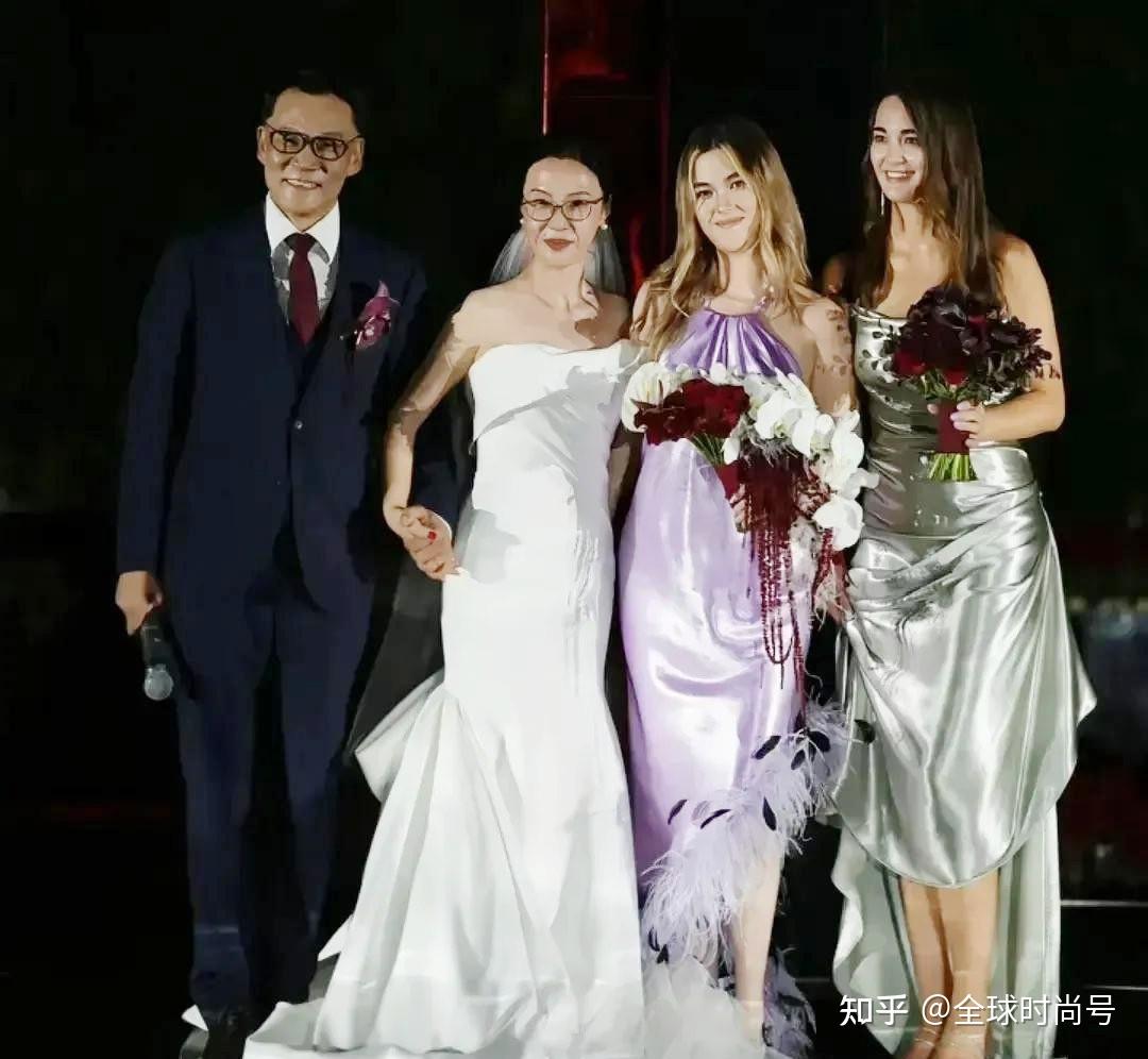 张丹红德国婚史挺惨，大女儿穿搭甜美颜值高，小女儿身材如超模 - 知乎