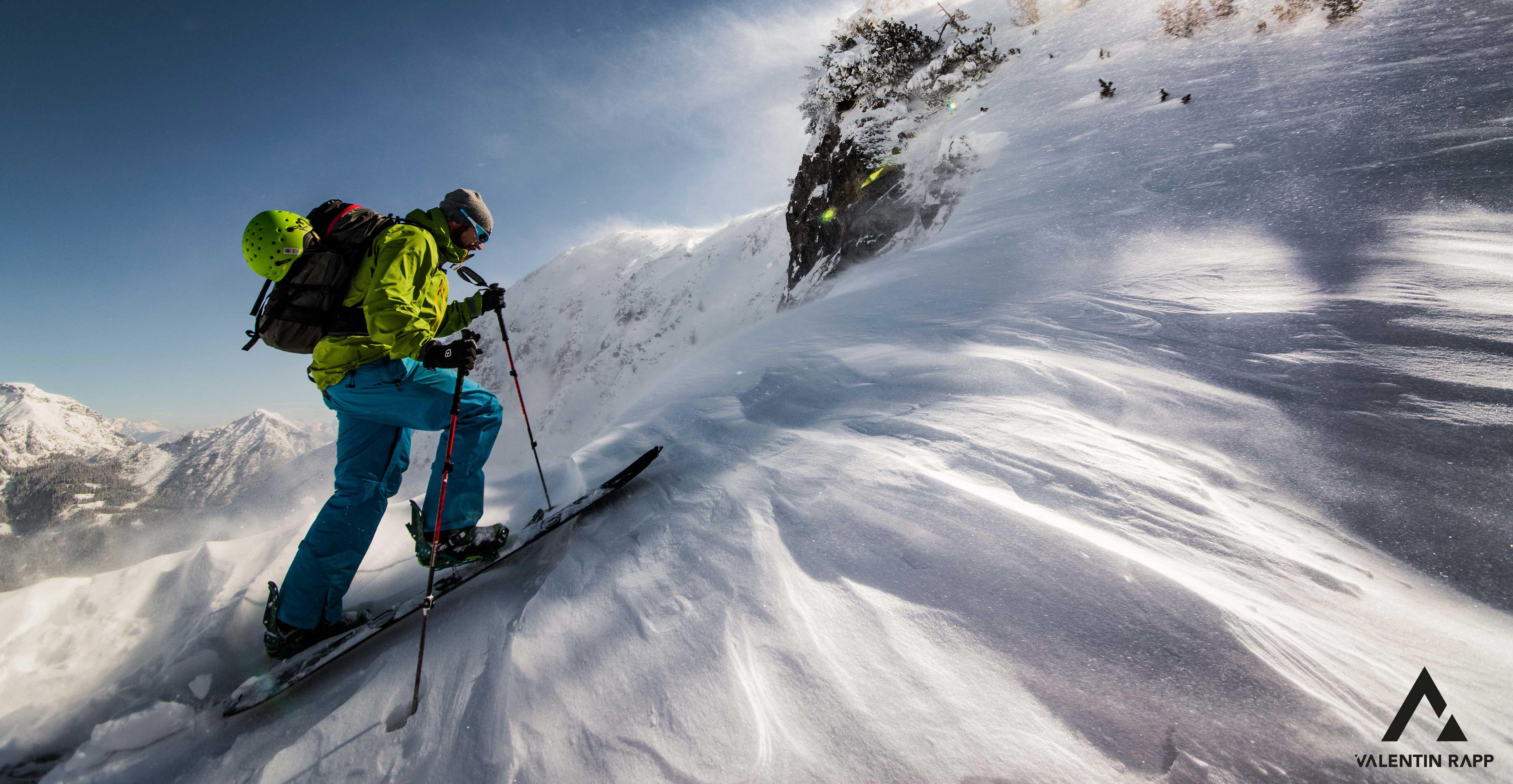 一个男人在雪山顶部的照片 · 免费素材图片