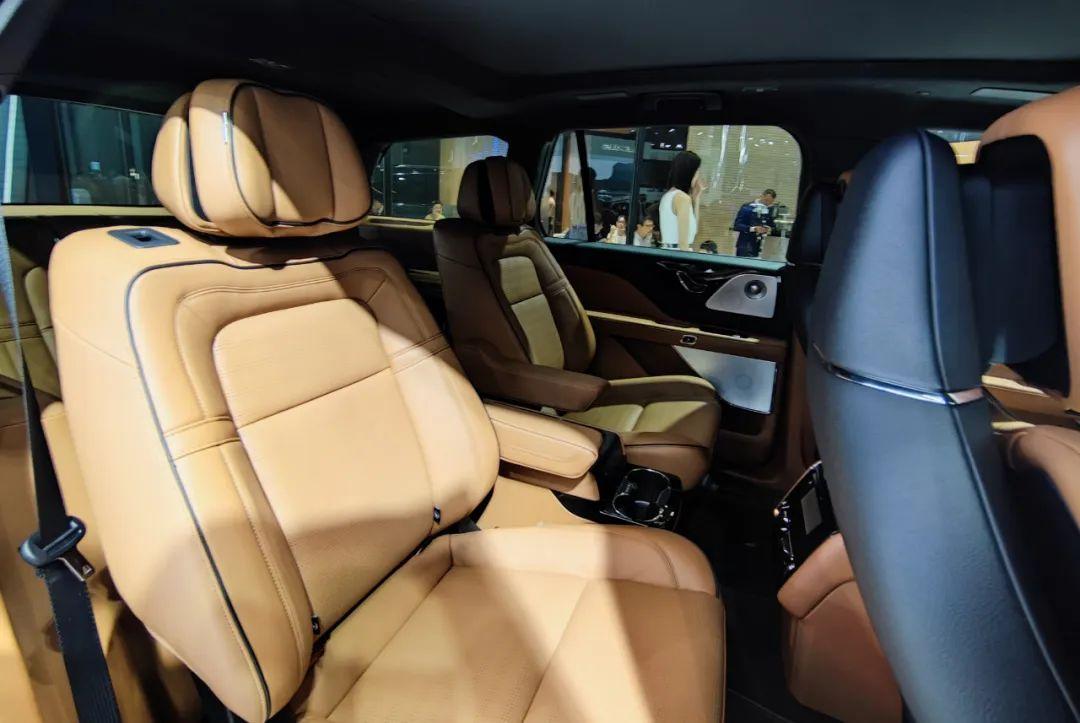 实拍2022款林肯飞行家30t空气悬挂后排提升明显