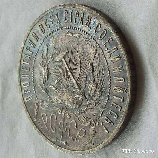 共产主义的标志的锤子和镰刀是锤子放在上面还是镰刀放在上面