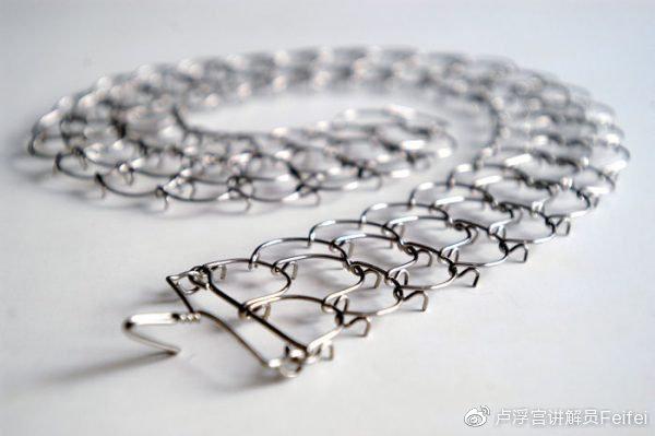 除此之外,她还给自己用上了苦修带,用金属环制成的带子,可以用在腰间