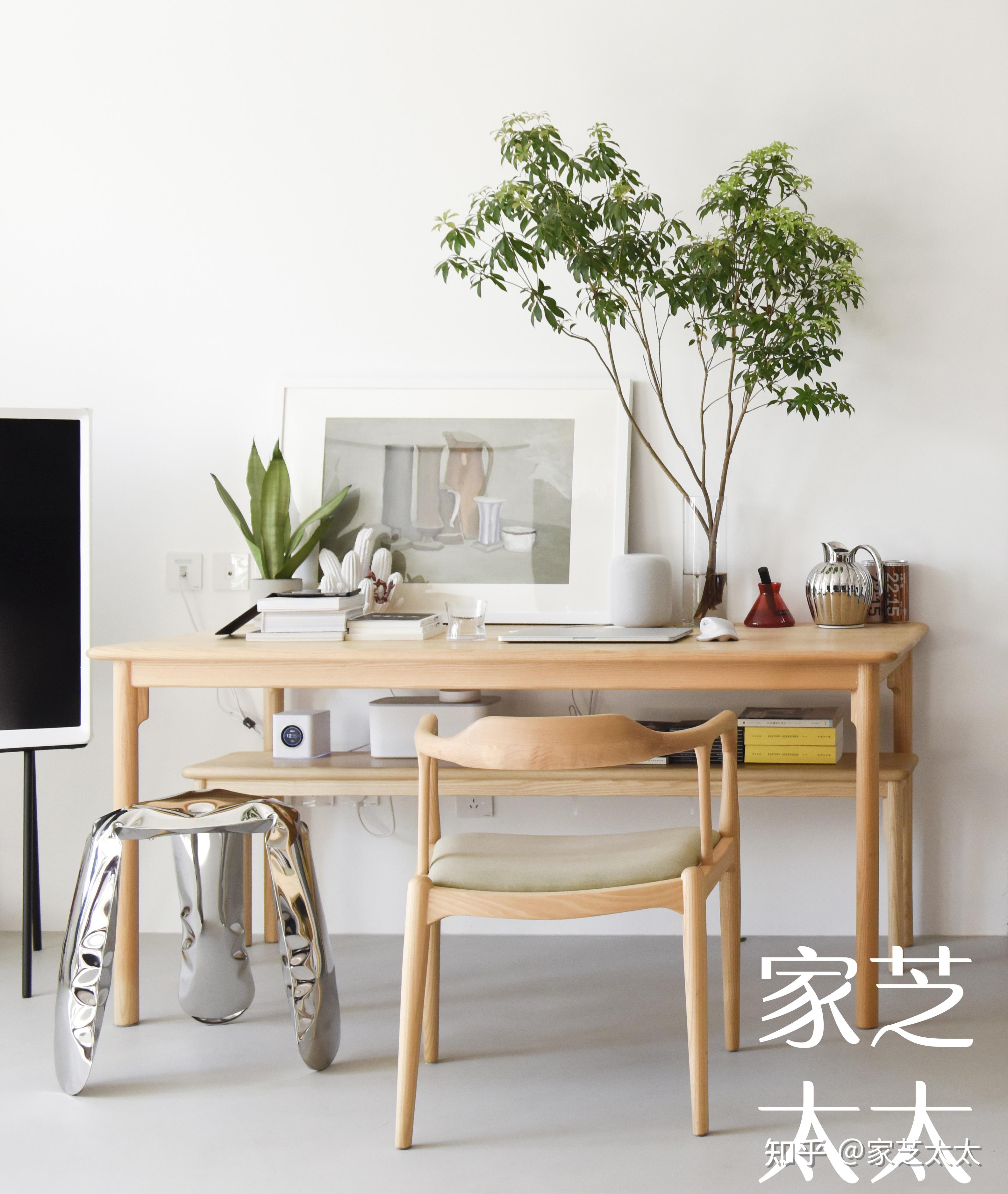 有趣的是,桌子下面的书架原本是屋主上一个家里的长凳,新家无处安放