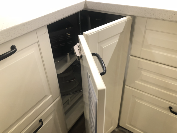 如果你家厨房的墙角有包管,一定要确认包管的尺寸, 如果转角柜内的