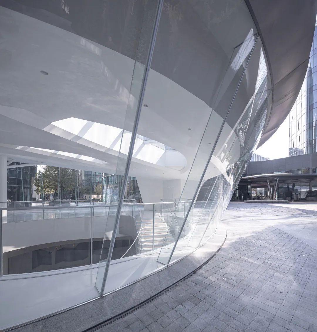 上海虹桥首个当代艺术馆一只机翼跳脱于方盒子城市肌理