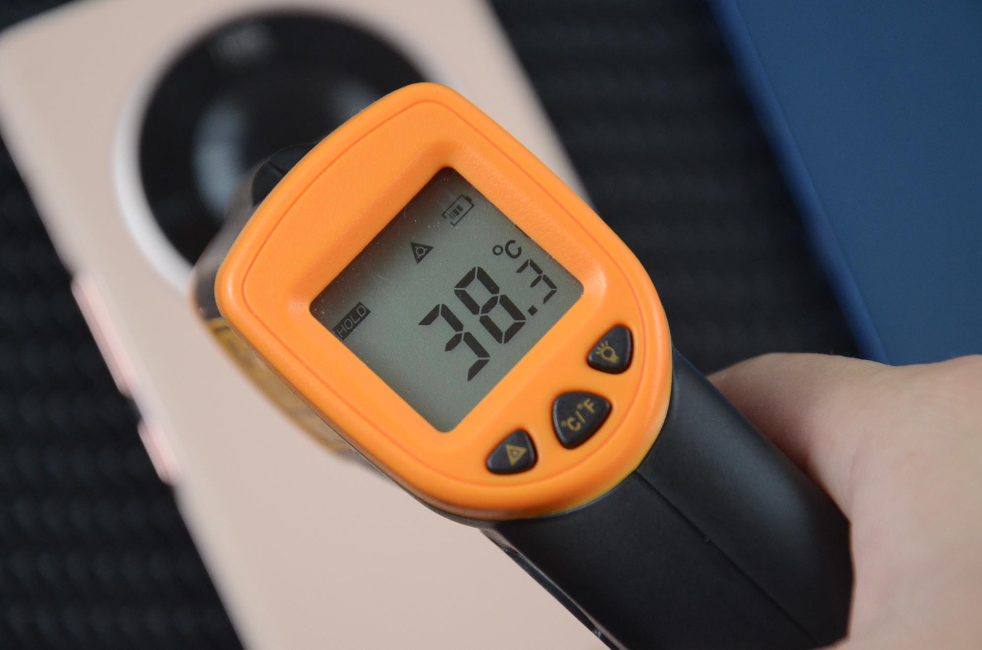 两局游戏结束后我还使用红外线测温仪测量温度,荣耀magic3 pro的后盖