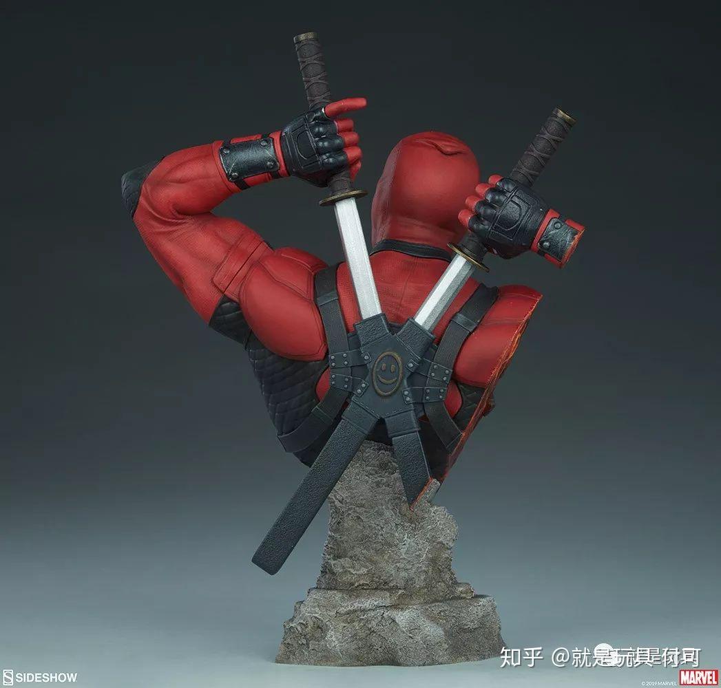 联想起消失不见的右半边身体这款死侍雕像选择了双手从背后拔刀的姿势