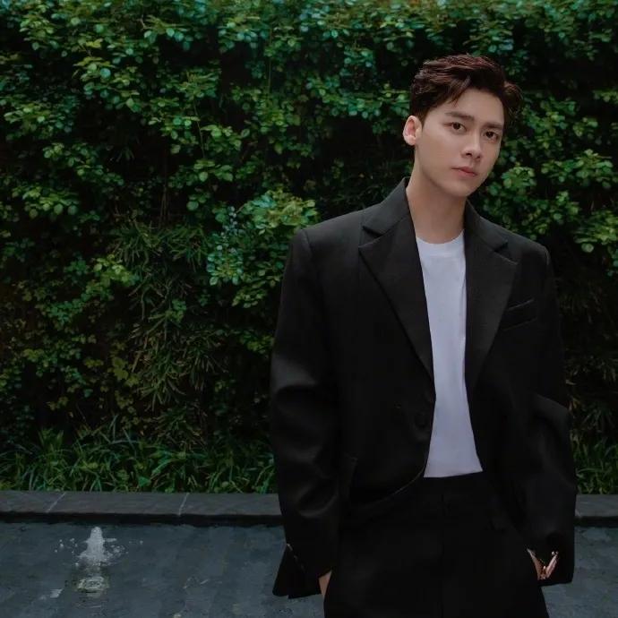 李易峰有哪些适合做微信头像的照片? - 知乎