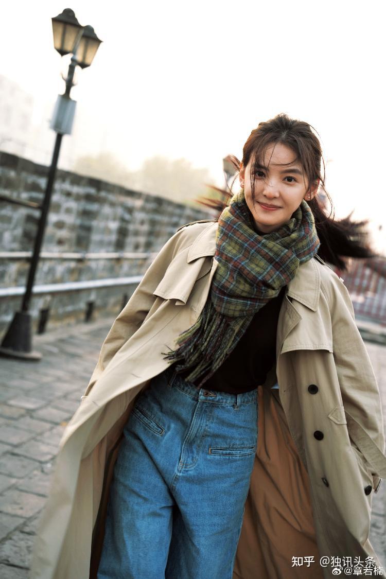 章若楠穿风衣自在随性 笑容甜美灿烂 - 知乎
