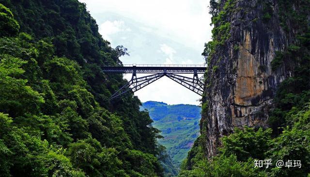 屏邊縣,有一座橫跨於懸崖峭壁間的鐵路橋——五家寨鐵路橋,因形似