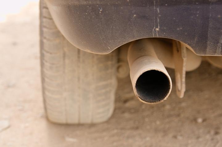 汽车排气管有臭味是怎么回事2