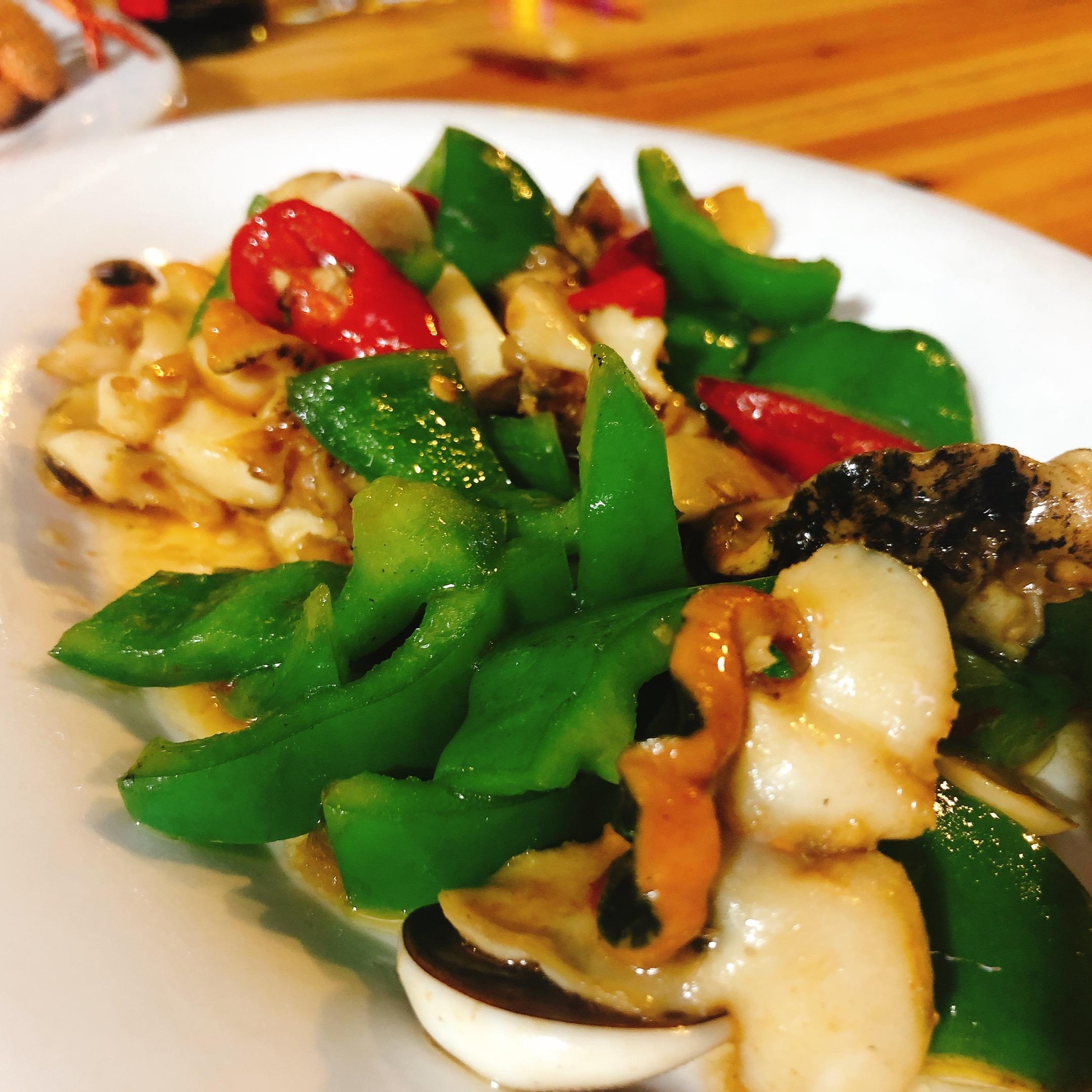 青椒炒螺肉,这个螺在今晚这桌拿了头牌螺肉尾端圆圆的壳,我以前一直