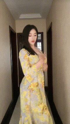 黄衣服小姐姐唱歌图片