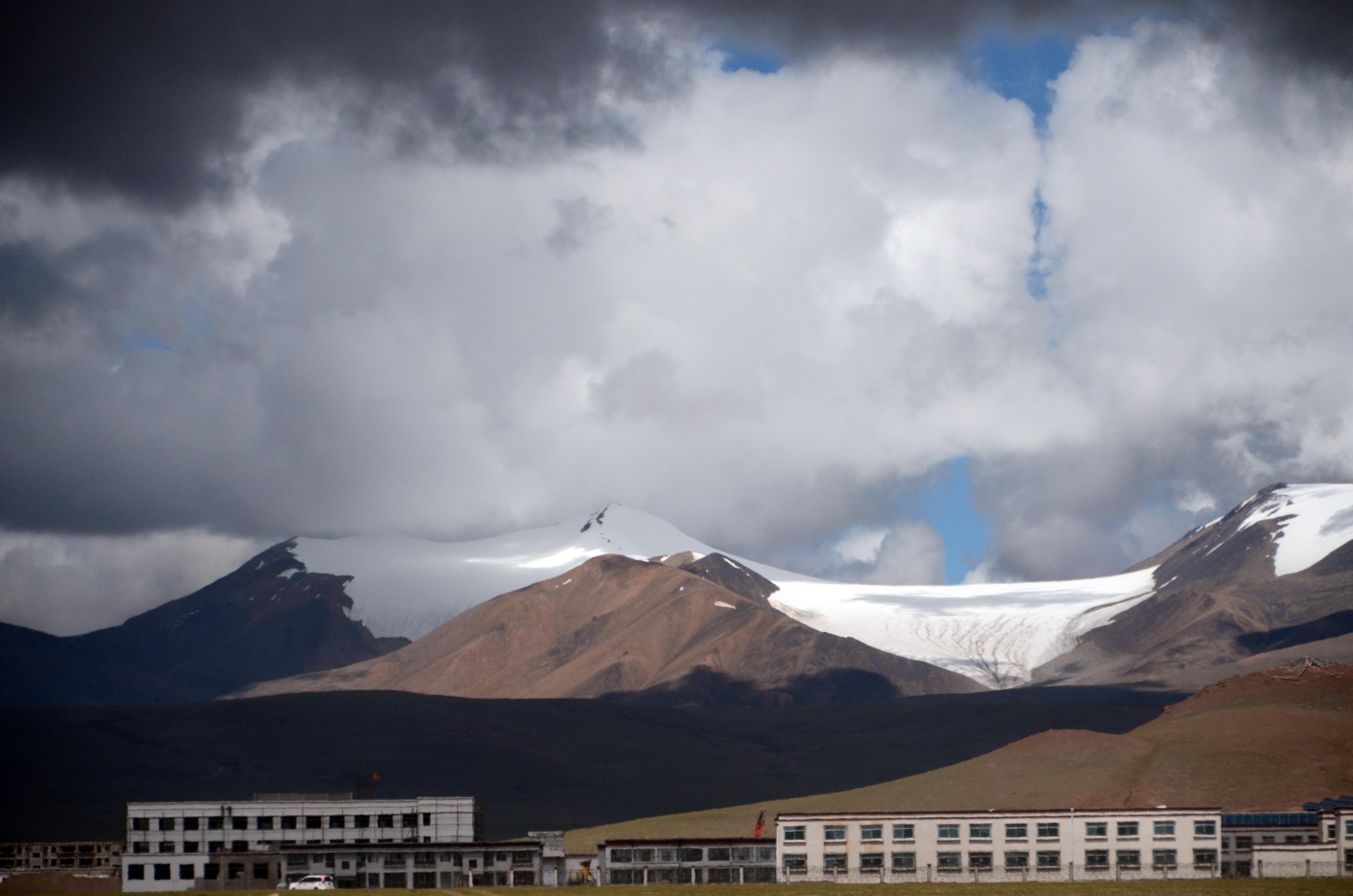 西藏那曲双湖县以北约75公里的普若岗日冰川是如何形成的为什么称它为