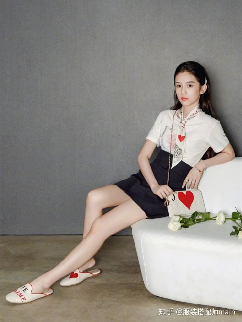 身穿白装look的周也所给人的最直观感受便是养眼和