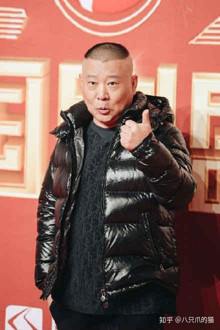 郭德纲走国剧盛典红毯,穿棉服棉鞋包裹严实:来找儿子顺便走个毯