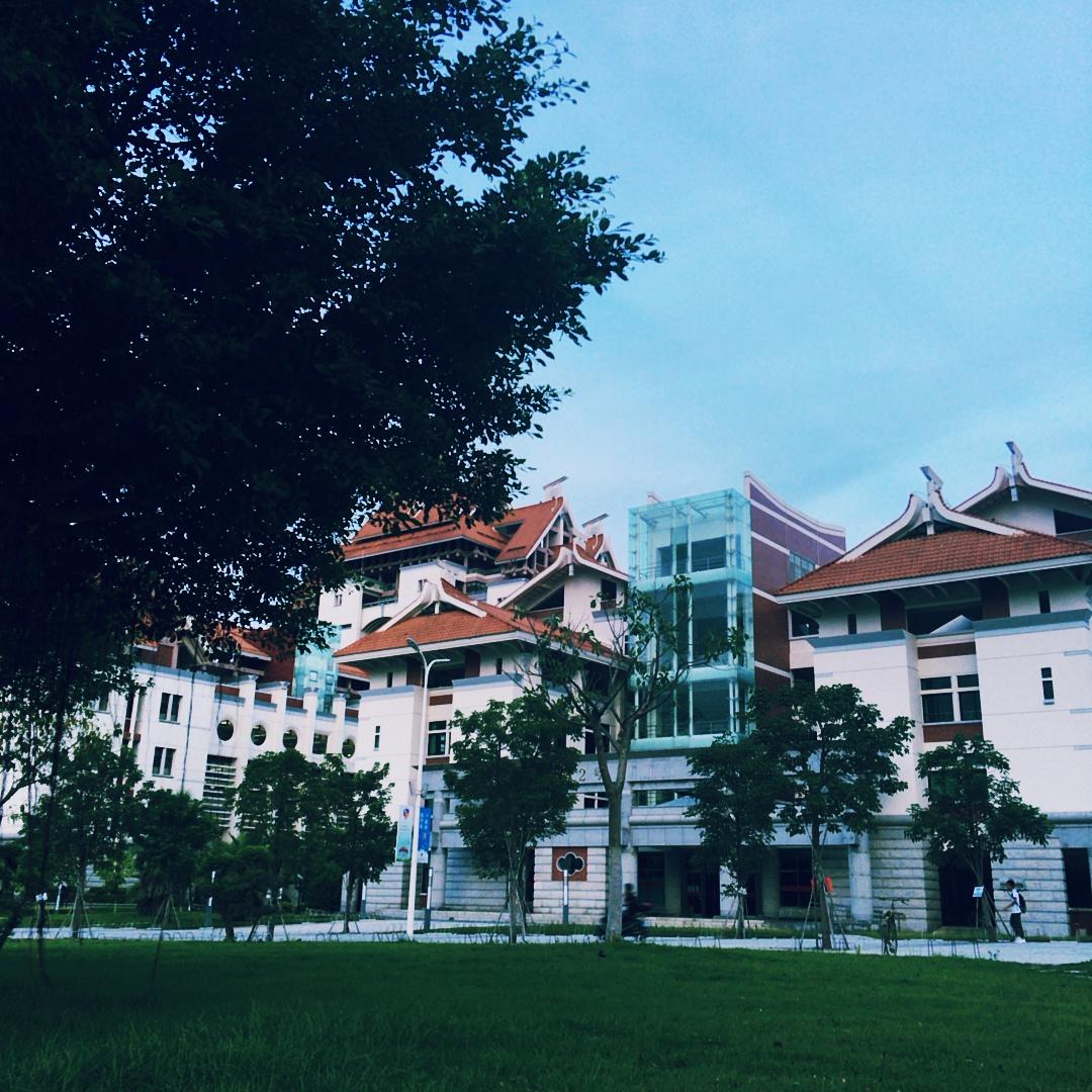 厦门大学嘉庚学院北门图片