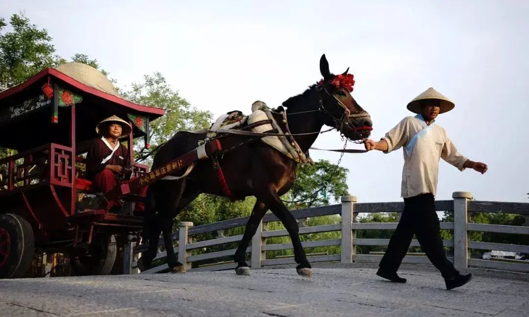 你在宋朝的话,则可以租马或者租马车.
