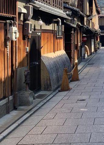 在京都看到路边房子屋檐下有一排弯曲的竹片 不知有什么用处 谢易正的回答 知乎