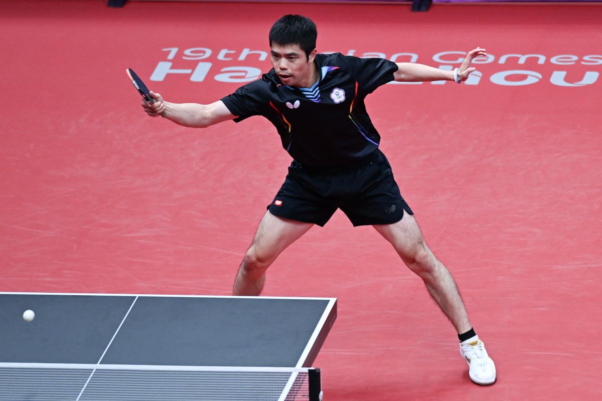 庄智渊正手快带反手位,接发球反拉,连续正手压反手10比7拿到了局点