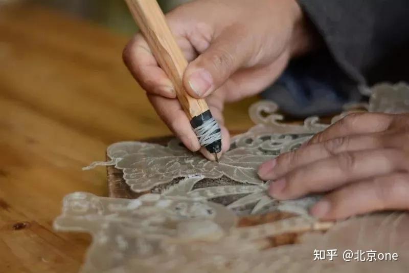 和中国其它地方的皮影戏一样腾冲皮影戏几乎集中了剪纸,窗花门画,工艺