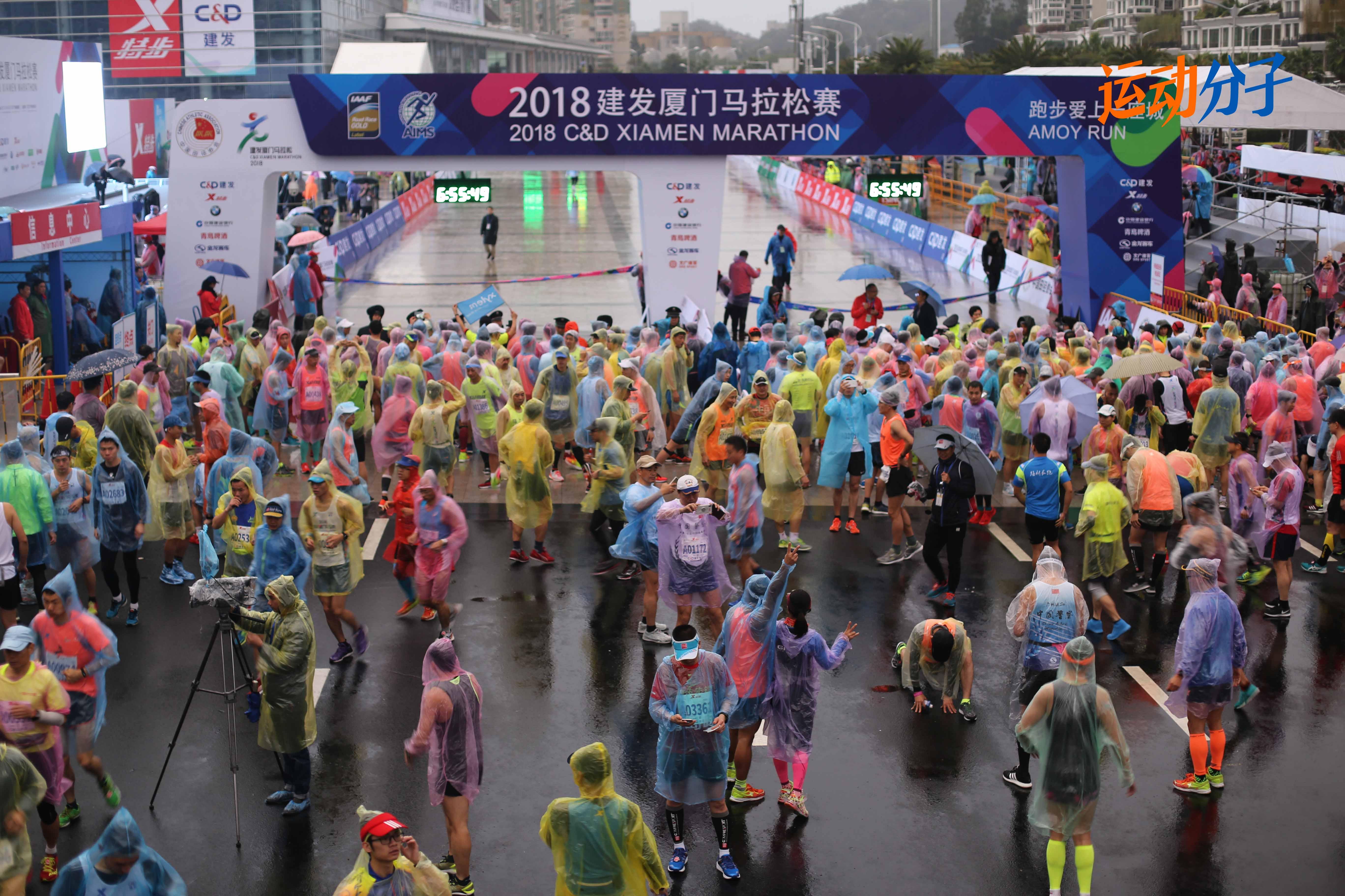 2018厦门马拉松：下雨让厦门见证了一群热爱跑步的坚持者们 | 运动分子 - 知乎