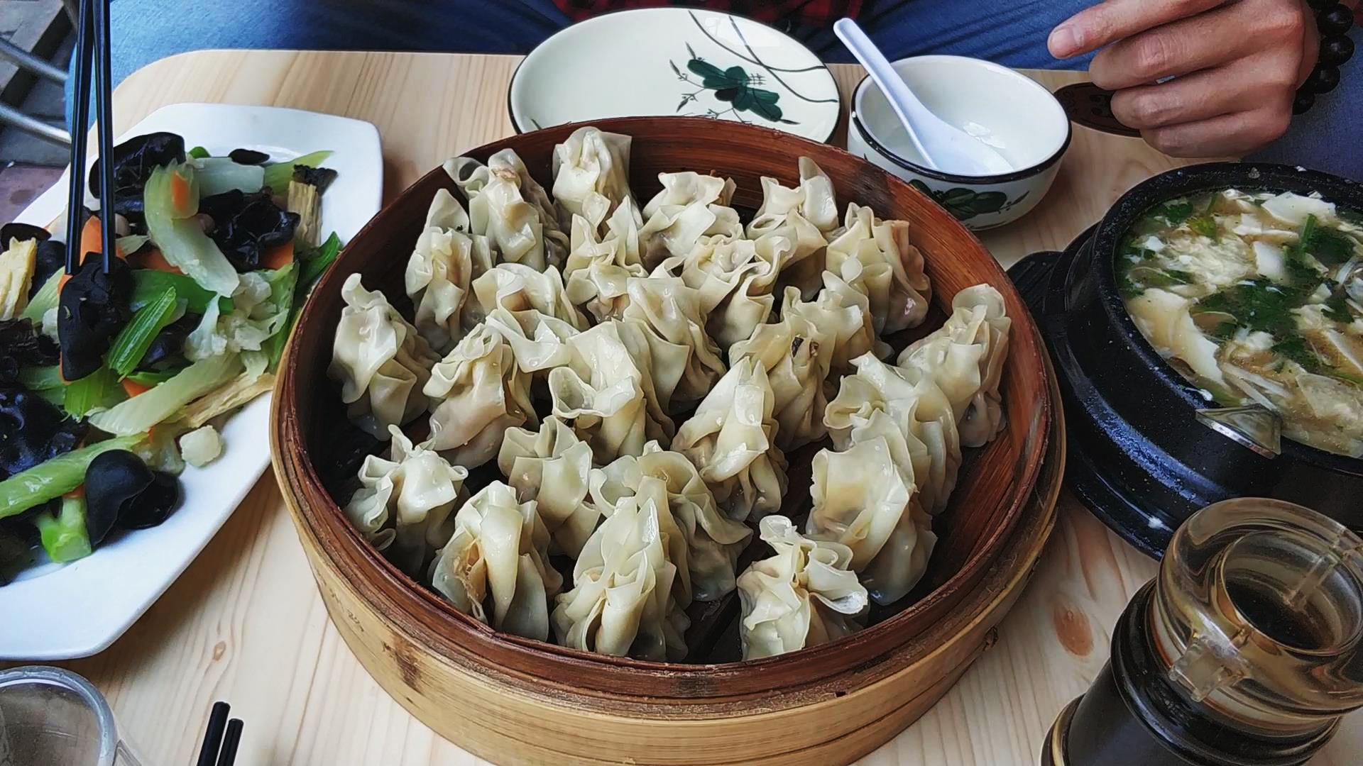 天津地道的传统早点之肉龙,18元一条,直接整条拿着吃实在是过瘾