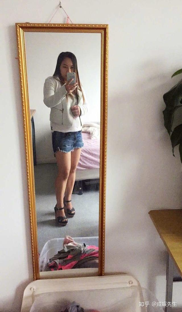 凤姐还发了第四张自拍照,这一张是她对着镜子自拍,罕见的全身照啊!