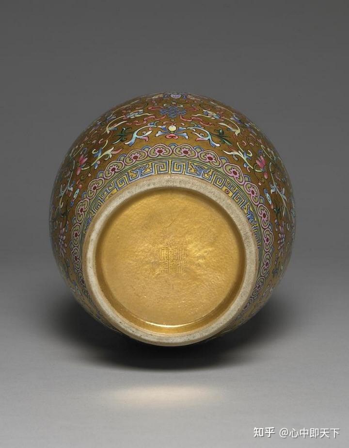 清乾隆景德镇官窑粉彩金地花卉纹戟耳瓶