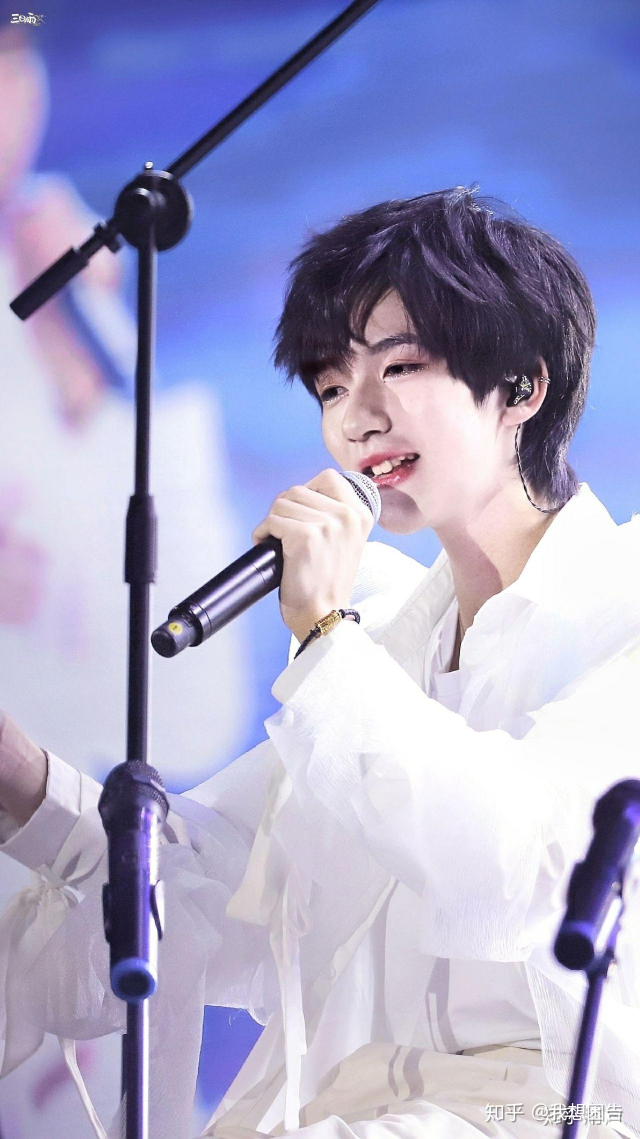 怎么看待贺峻霖越来越大的鼻子和油腻的气质