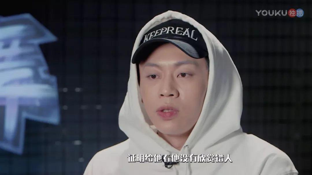 西毒罗志祥战队的何展成,大概是选手中最受队长欢迎的.