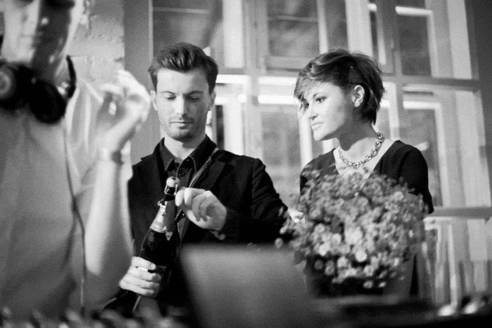 v2-0a639f06408df48095bc3817b782d39c_b.jpg 人工智能之爱:现代上班族的虚拟恋曲