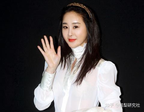 反而不远万里地飞去韩国,恣意挥洒金币,给足咸素媛面子和里子
