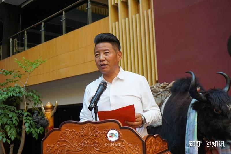 《源文化丛书》由著名作家于坚的《在源头》,王剑冰的《江源在上》