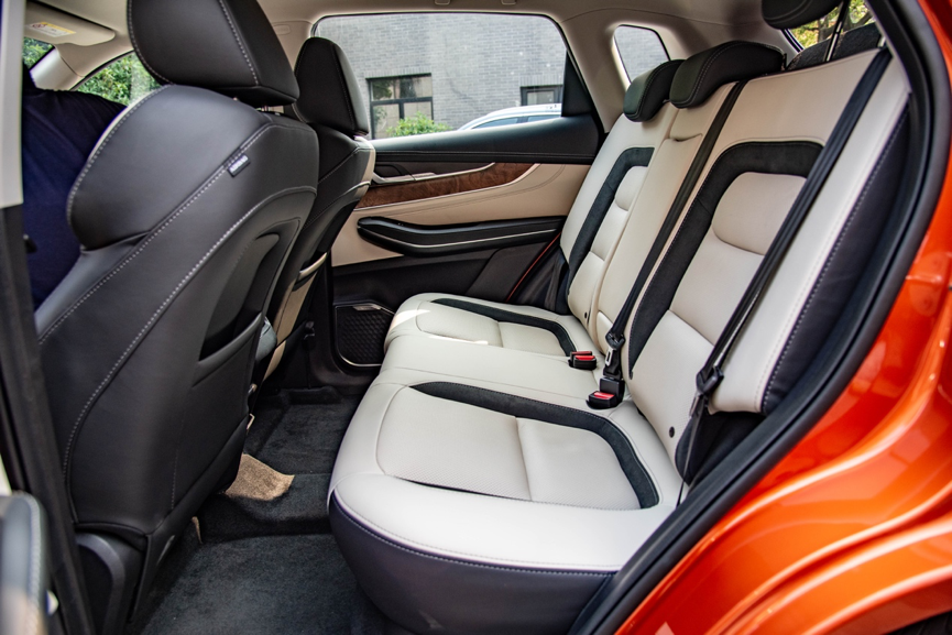 星途lx前后排空间都不需要担心,后排配备了独立空调出风口和usb电源