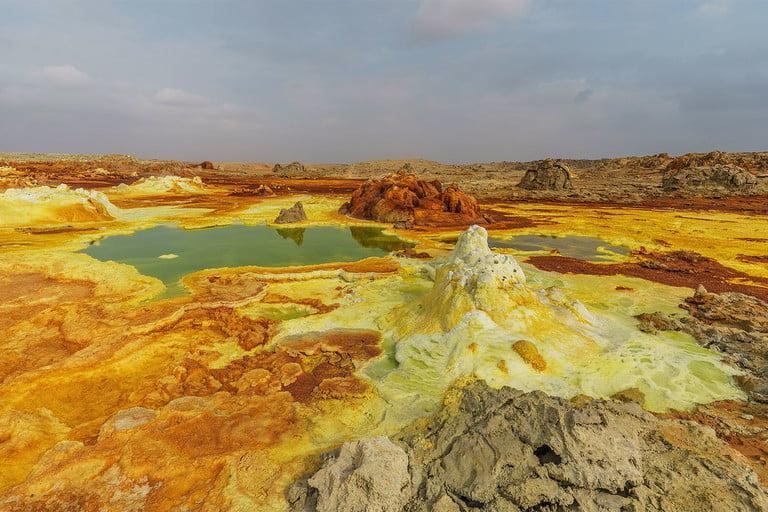 地球上最热的10个地方最热地表达94度可以烧开水了